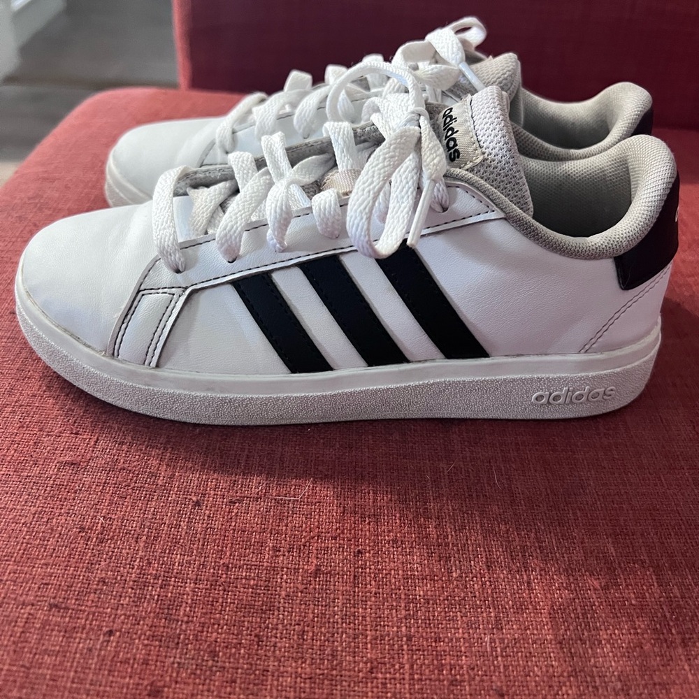 Unisex Kids Classic White Adidas with Black stripes size 3